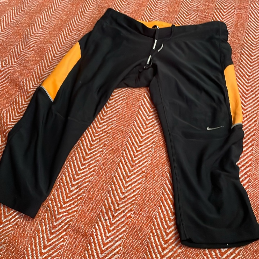 Nike cropped leggings 3 for 12 🤩